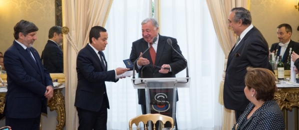 El Embajador de Colombia acompa&ntilde;ó a Yuri Buenaventura a recibir condecoración otorgada por el Senado francés