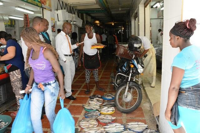 Secretaría de Salud realizó inspección vigilancia y control a platoneras en las afueras de la plaza de mercado José Hilario López en Pueblo Nuevo