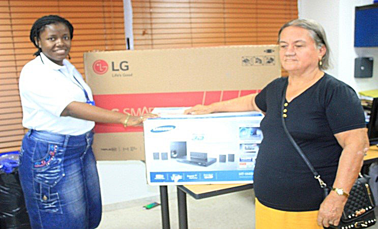 Inverpacífico entregó premios a ganadores de la promoción, apostadores seguirán participando con las colillas de julio