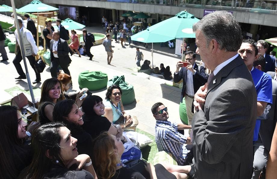 'Ustedes, las mujeres, deben llevar la batuta de la paz': Presidente Santos