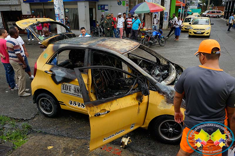 Un corto circuito ocasionó que taxi se incinerara en el centro de Buenaventura