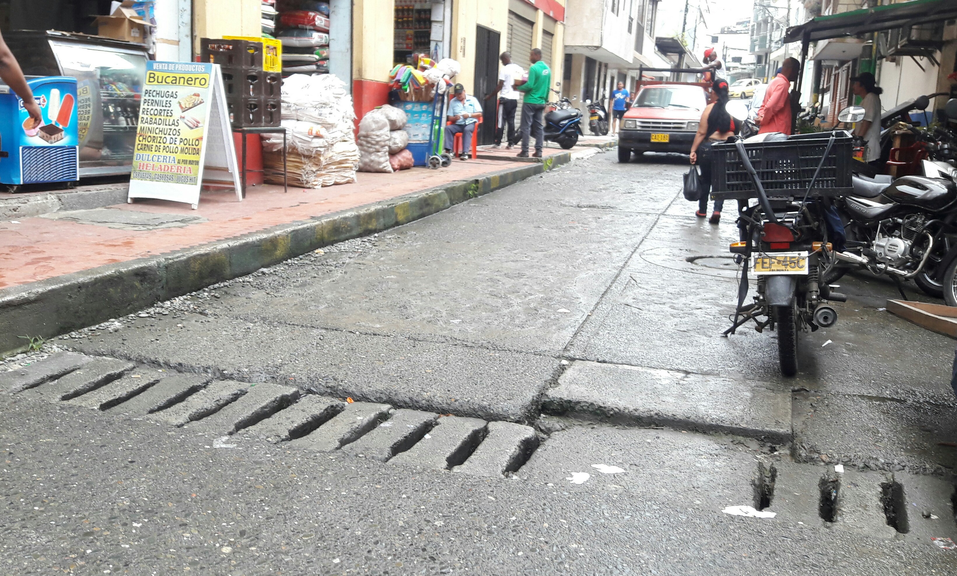 Hidropacífico refuerza limpieza de alcantarillado en sector comercial de Buenaventura
