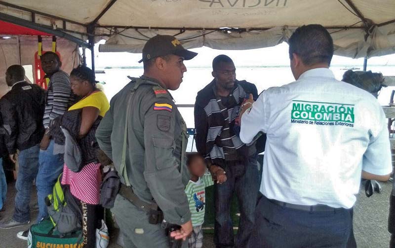 La Policía aprehendió a 16 inmigrantes en el muelle turístico de Buenaventura