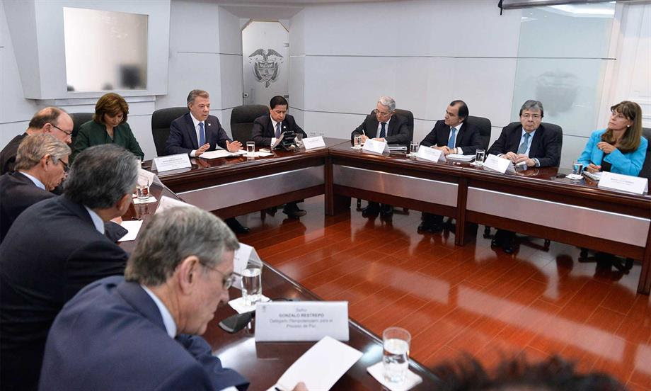 Presidente Santos ordena prolongar negociaciones con representantes del No