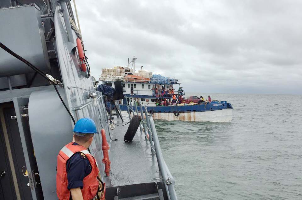 La Armada Nacional rescató 37 náufragos de un barco a la deriva