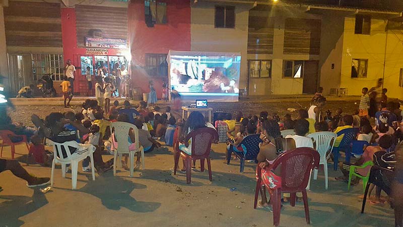 Policía llevó cine y entregó regalos en la comunidad de la Ciudadela San Antonio