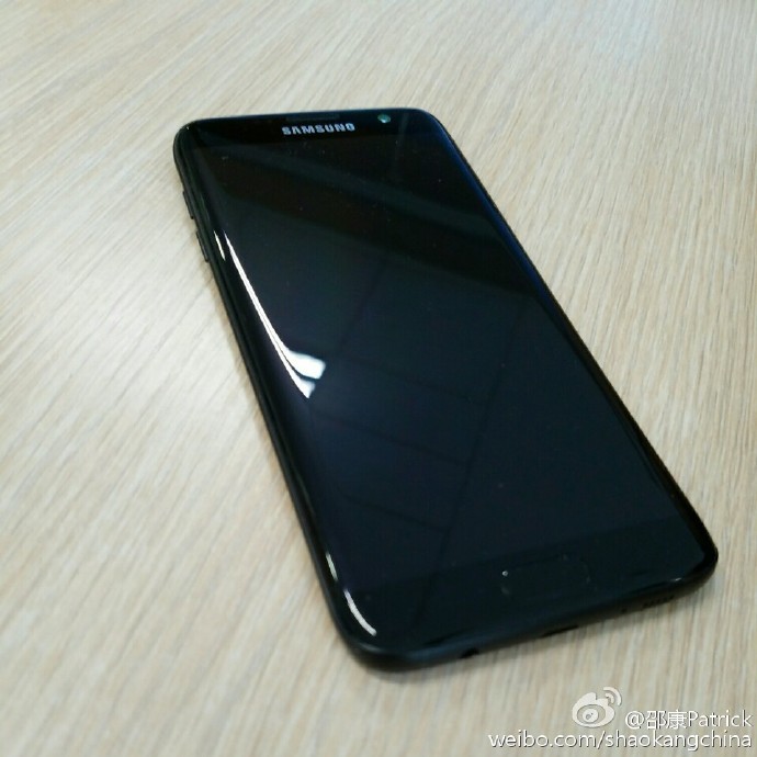 Aparecen las primeras imágenes del nuevo Galaxy S7 Edge negro brillante que competirá con los iPhone Jet Black