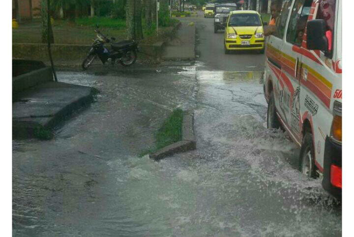 Hidropacífico controla fuga de agua en inmediaciones del viaducto frente al barrio Palo Seco