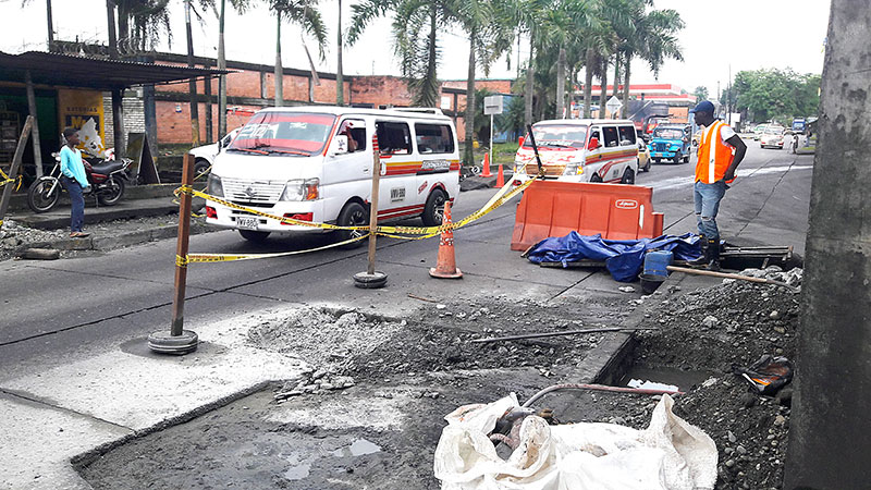 Reparación de tubería matriz tiene sin servicio de agua a la isla de Cascajal en Buenaventura