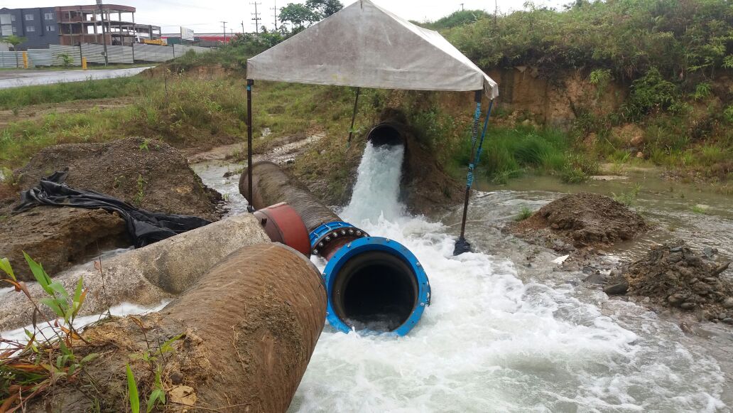 Desprendimiento de tubería matriz tiene sin agua varios barrios de Buenaventura