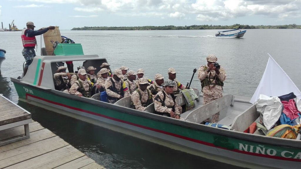 16 integrantes del 30 Frente de las Farc hacen tránsito por Buenaventura hacia la zona veredal en Buenos Aires, Cauca