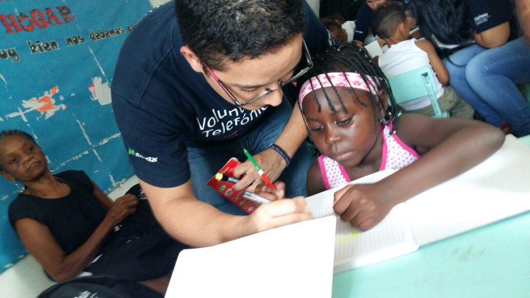 Voluntarios Telefónica entregaron 138 kits escolares en Cali y Buenaventura
