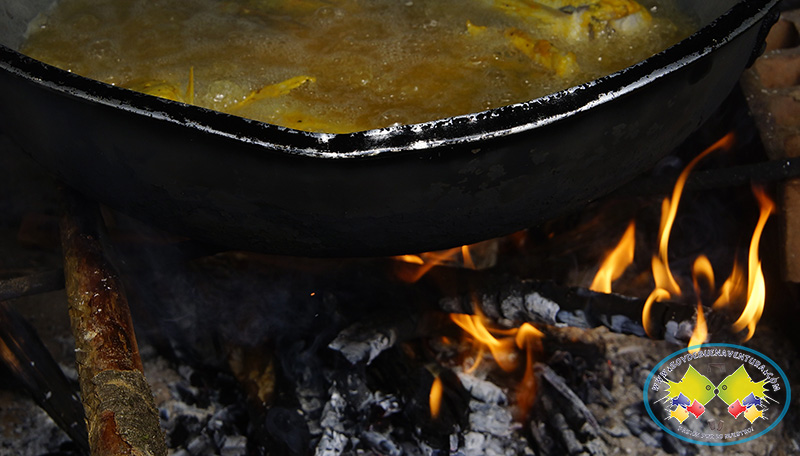 Dos millones de hogares aún cocinan con le&ntilde;a en Colombia