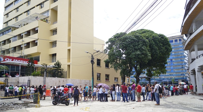 Almacenes de cadena y tenderos abrieron por espacio de 3 horas para que los habitantes se abastecieran de alimentos