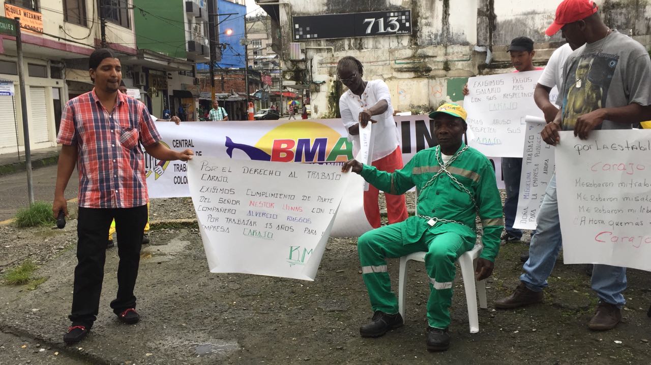 Las dos personas adultas que protestaron frente a la Alcaldía, fueran reintegradas a sus puestos de trabajo en la BMA por un a&ntilde;o