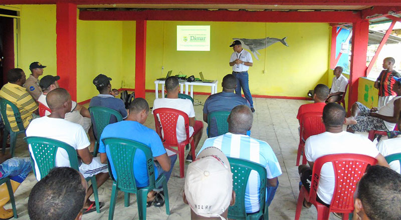 Para temporada de avistamiento de ballenas, Dimar capacita a lancheros de Buenaventura