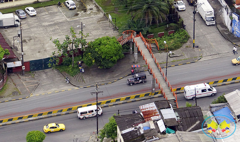 Uniformado de la Policía logró evitar que una joven se lanzara de un puente peatonal en Buenaventura