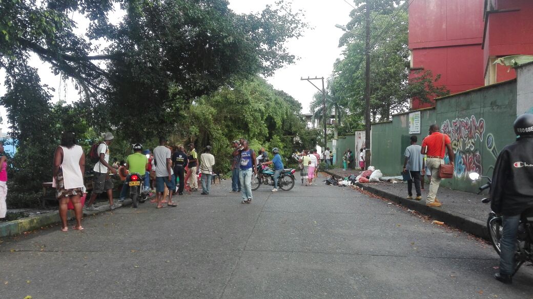 Caída de árbol ficus dejó da&ntilde;os materiales y mucha preocupación en la comunidad del barrio La Independencia