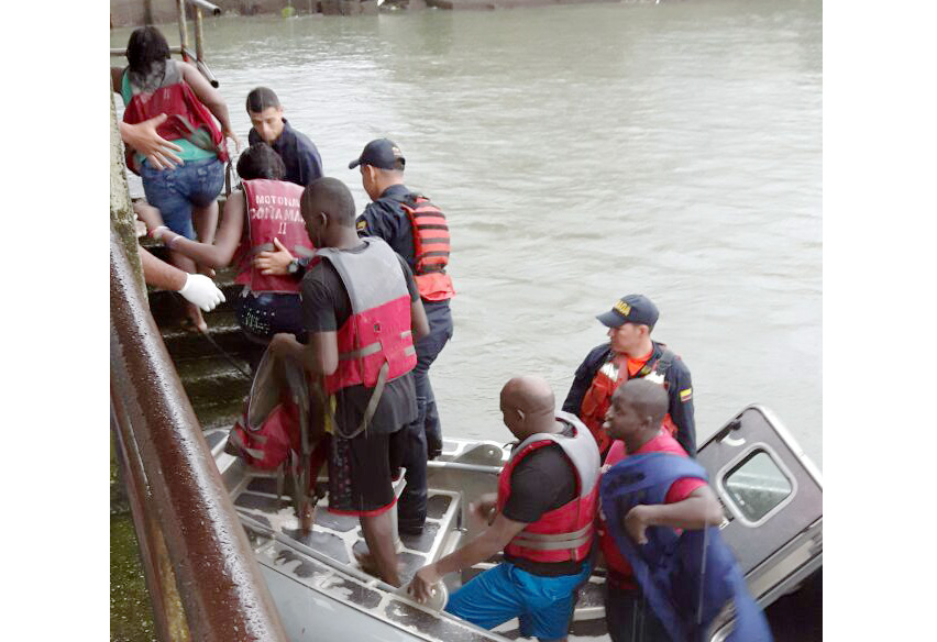 La Armada Nacional rescató a 10 personas que naufragaron en la bahía de Buenaventura