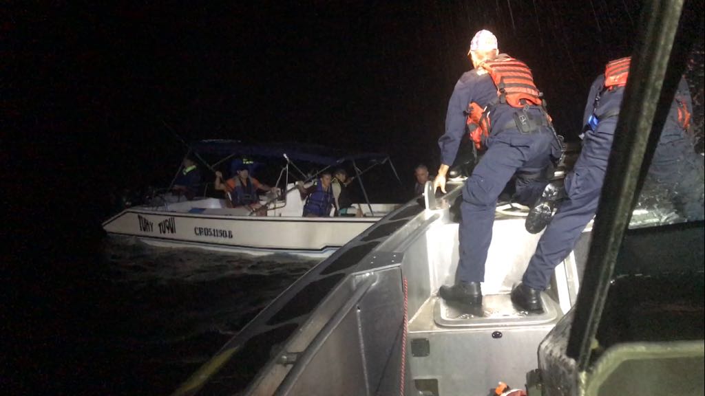 La Armada Nacional rescató ocho personas en embarcación a la deriva cerca de Bahía Solano