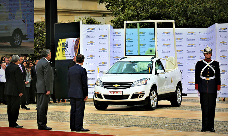 Chevrolet realizó la entrega oficial de los papamóviles