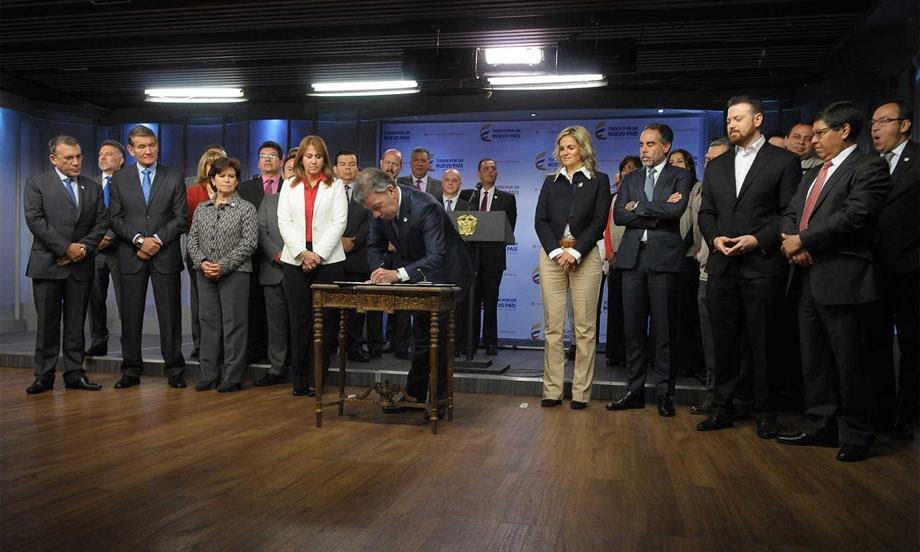 Presidente Santos firmó decreto que mejora las condiciones salariales de los trabajadores del Sena