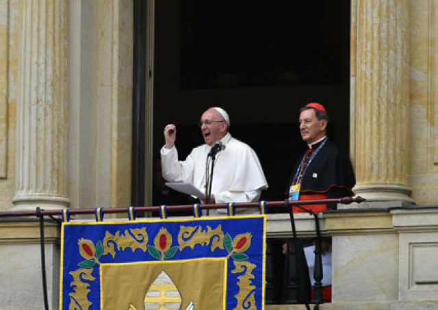 Bendición del Santo Padre a los fieles desde el balcón del Palacio Cardenalicio en Bogotá