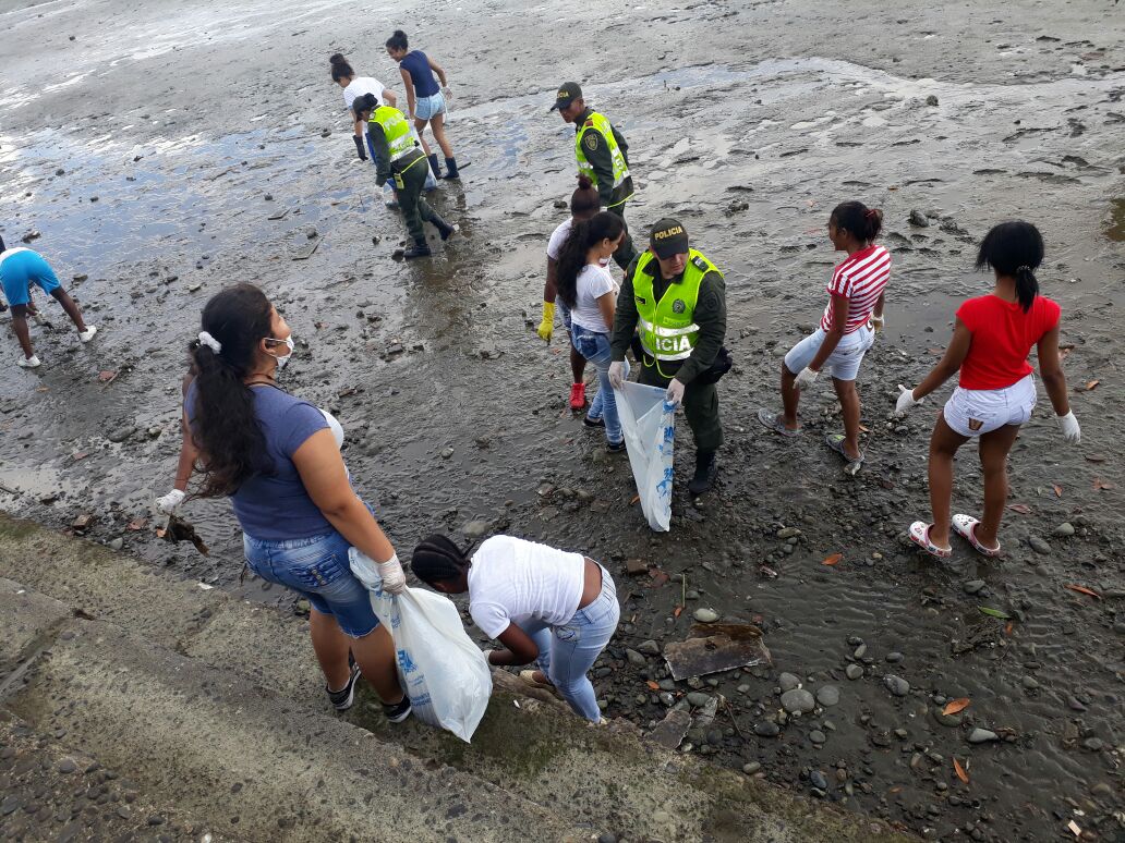 La Policía Nacional realizó campa&ntilde;a de aseo en la playa del Malecón Bahía de la Cruz