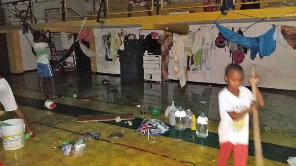Se le inundó el coliseo del centro a los desplazados de Cabeceras