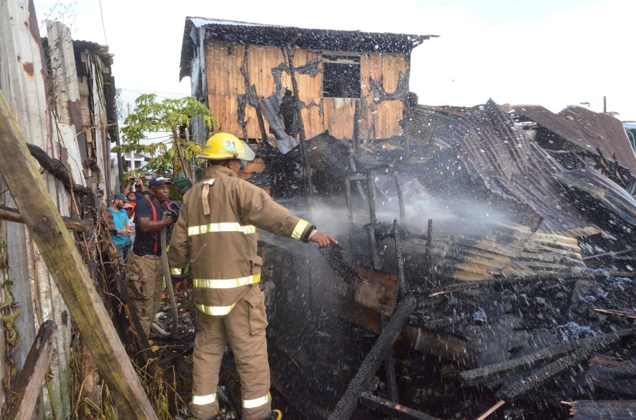 Incendio afectó tres viviendas en el barrio Muro Yusti