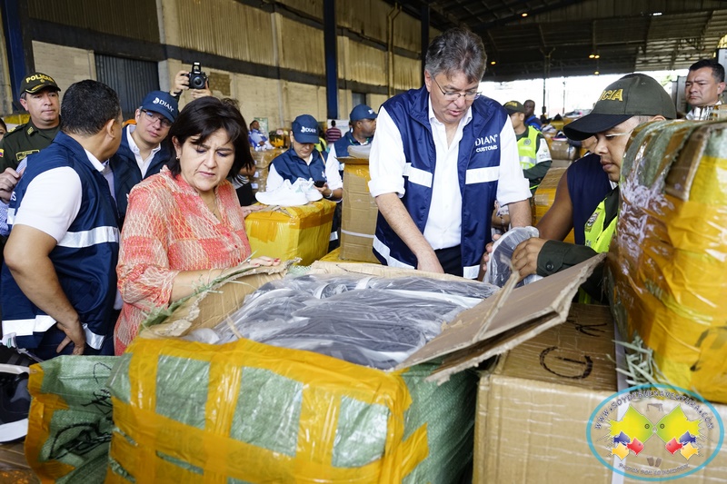 La DIAN realizó la aprehensión de 15 contenedores con mercancía de contrabando