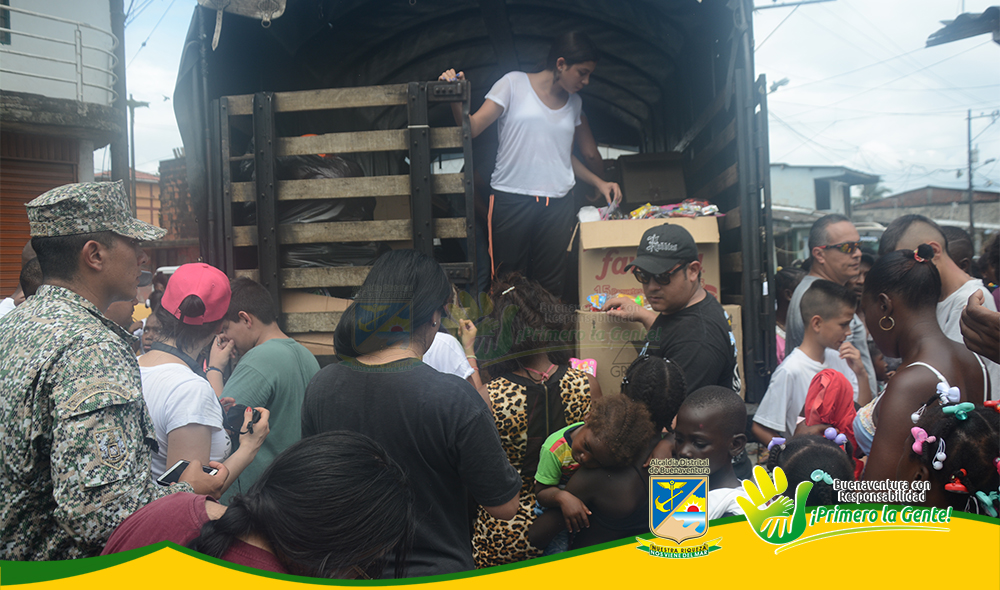 La Administración Distrital, Policía y Armada Nacional visitan barrios vulnerables de Buenaventura llevando alegría y regalos a través de un pesebre móvil