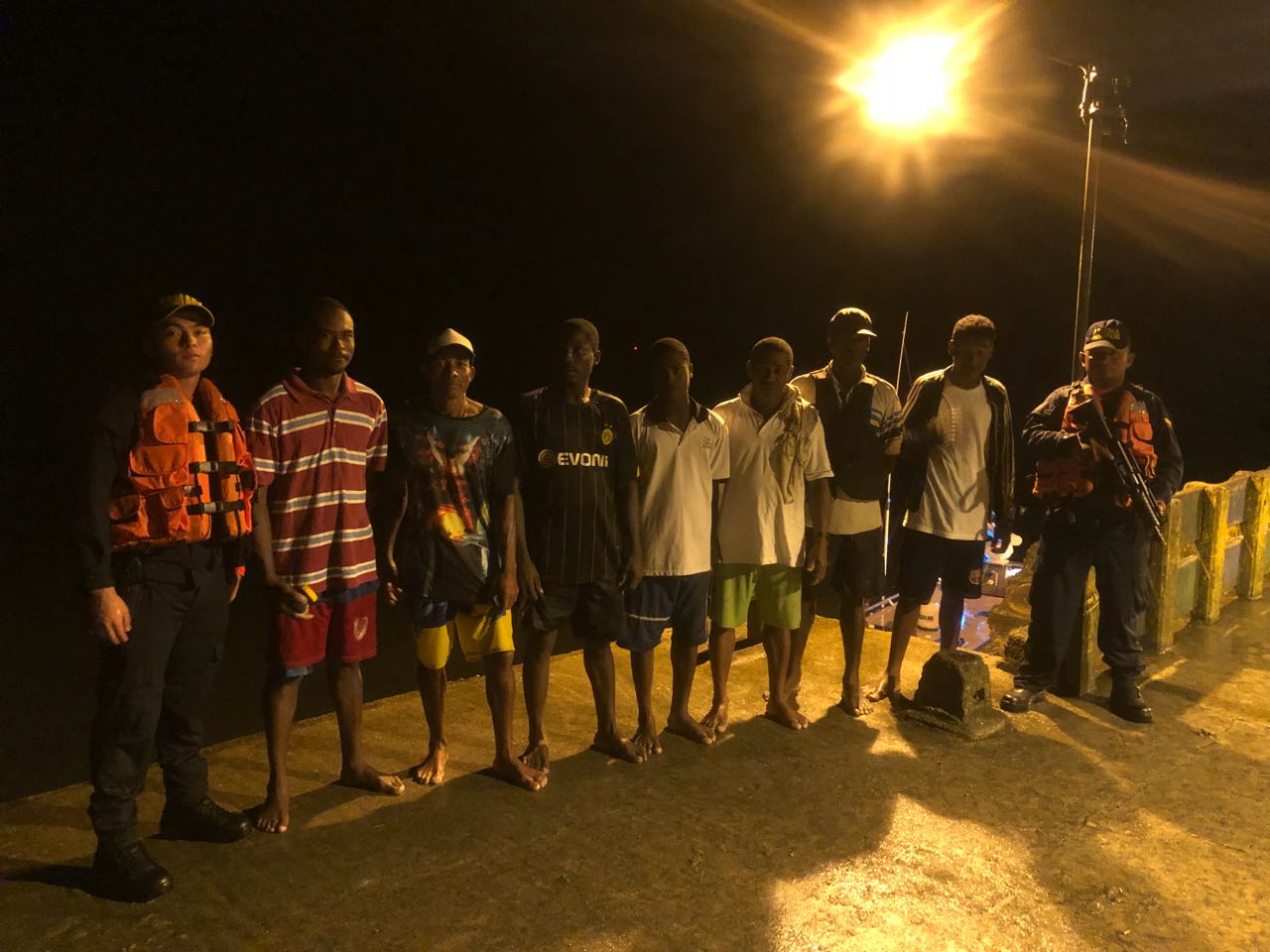La Armada Nacional rescató 7 pescadores luego de naufragio cerca de Ladrilleros