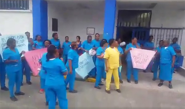 Trabajadores del Hospital Luis Ablanque de la Plata protestan por el no pago de sus salarios