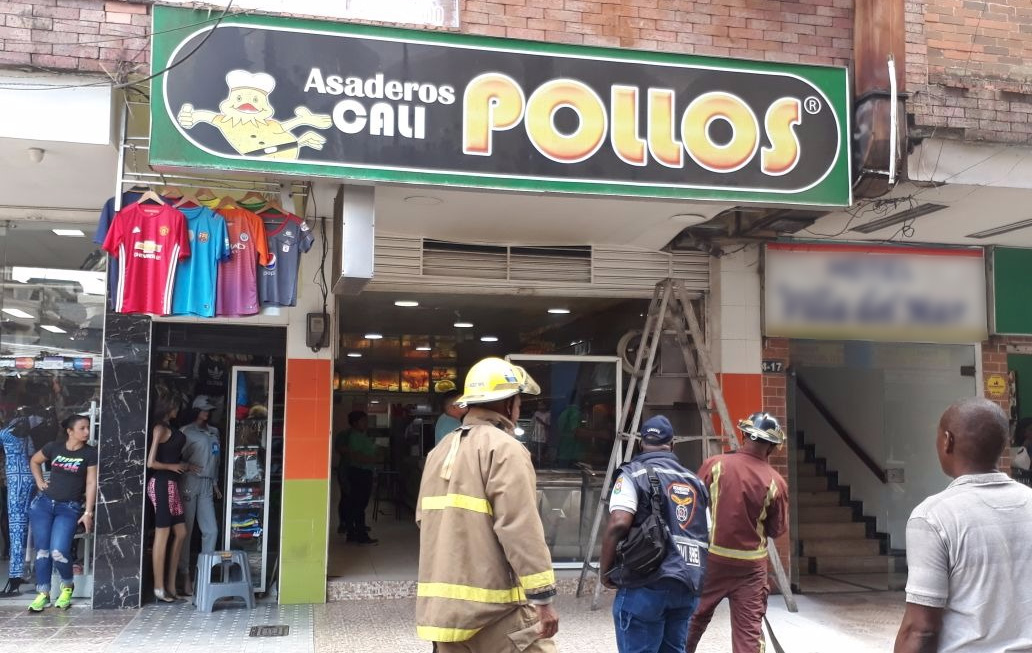 Bomberos atendieron emergencia en asadero de pollos