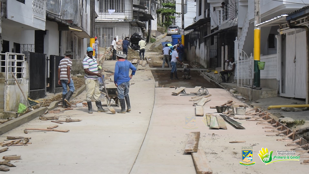 La pavimentación de tres calles en el barrio Las Américas avanza a buen ritmo