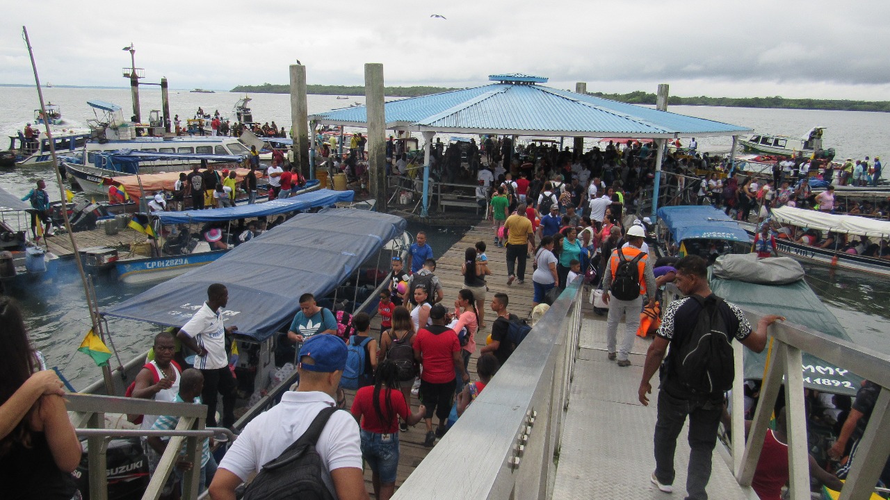 Dimar verifica el cumplimiento de las normas de seguridad en el embarque de pasajeros en el muelle turístico