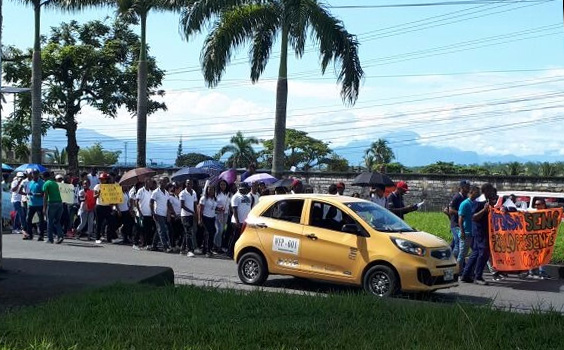 Estudiantes del Centro Náutico Pesquero del Sena marcharon