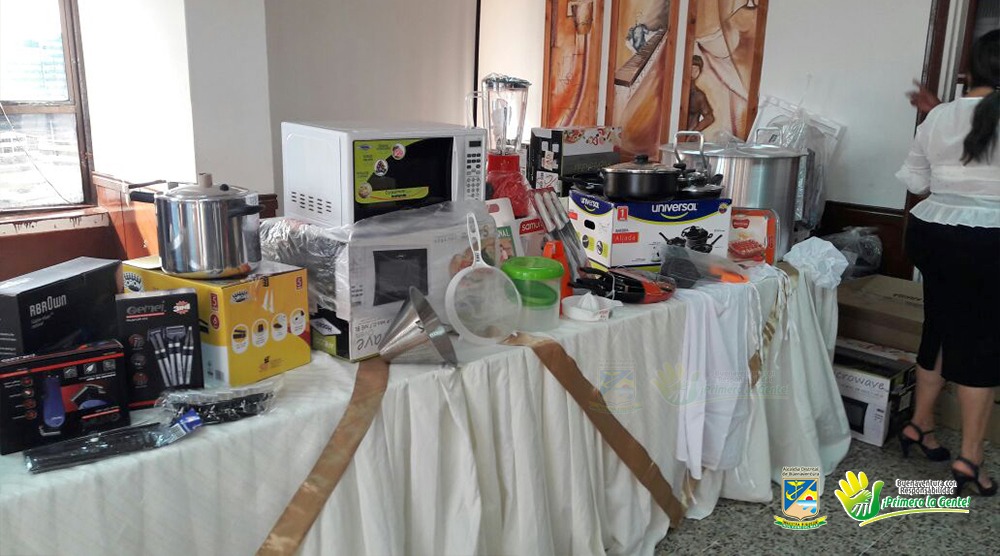 Emprendedores recibieron kits de cocina y belleza para sus negocios