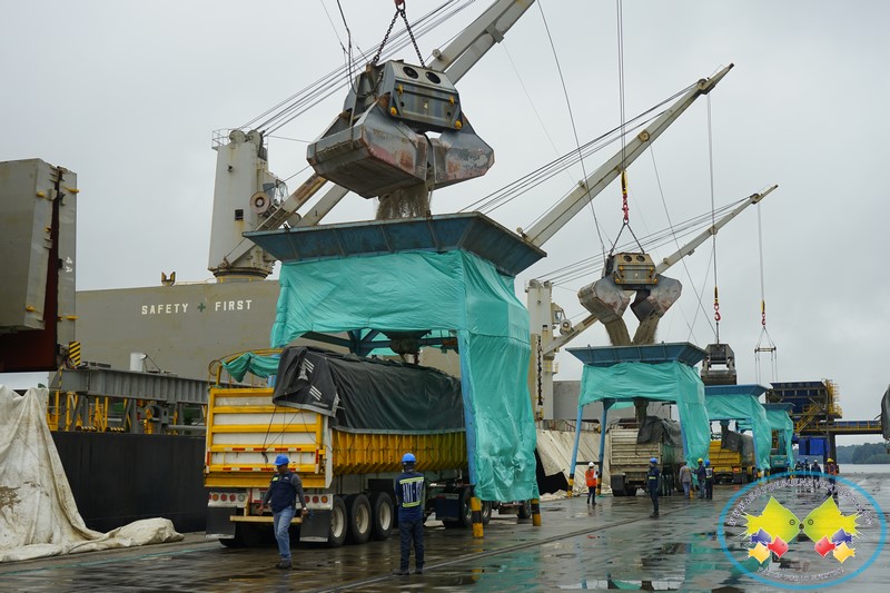 El terminal marítimo Compas - Aguadulce atiende la operación de la Motonave Furness St Kilda con 58. 500 toneladas de mineral