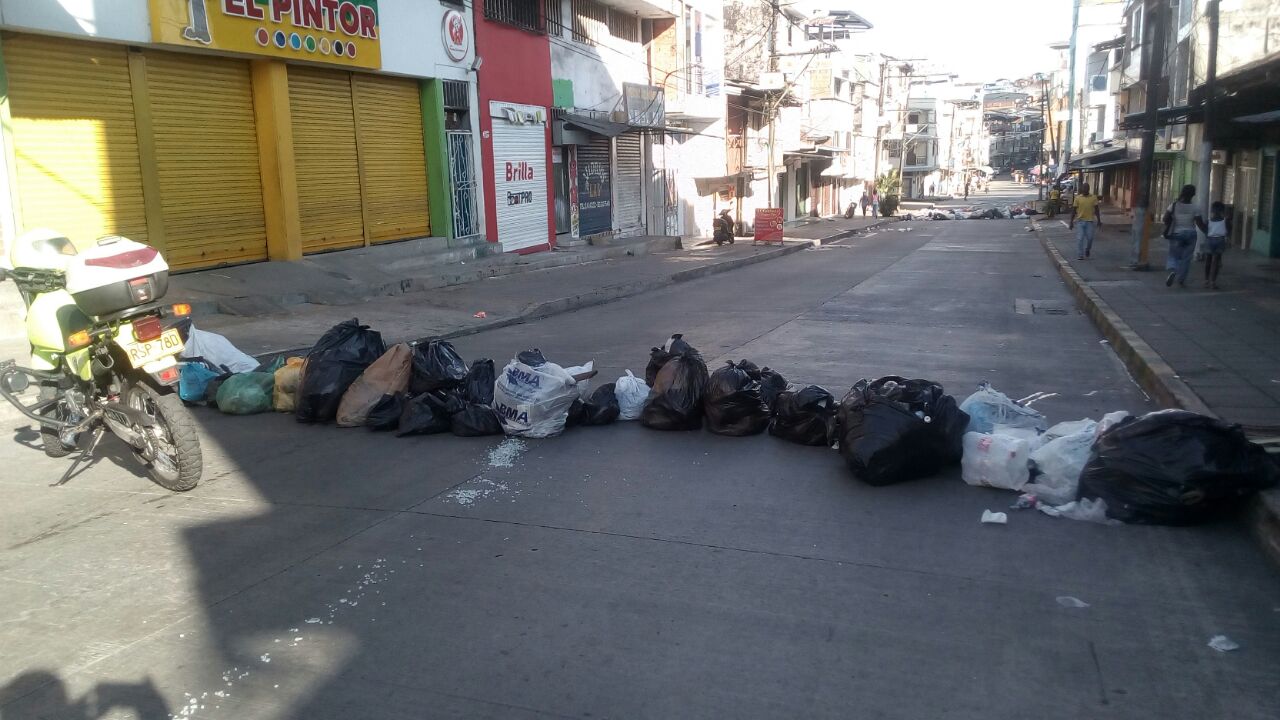 Moradores de un sector de la Calle 5a cerca al Pascual de Andagoya dejan ver su malestar por no recolección de residuos solidos
