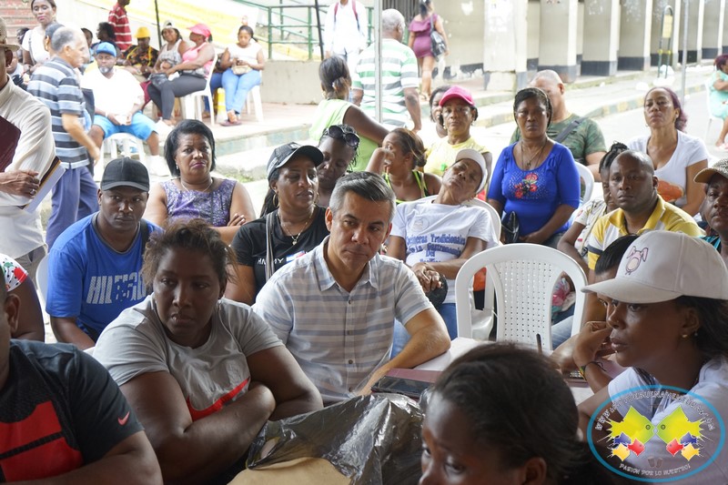 Comerciantes de productos de la galería de pueblo esperan revisión de alcantarillado en sitio de reubicación