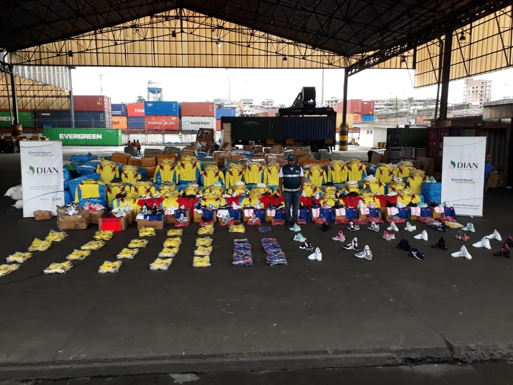 DIAN incautó en Buenaventura 6 contenedores con mercancía de contrabando