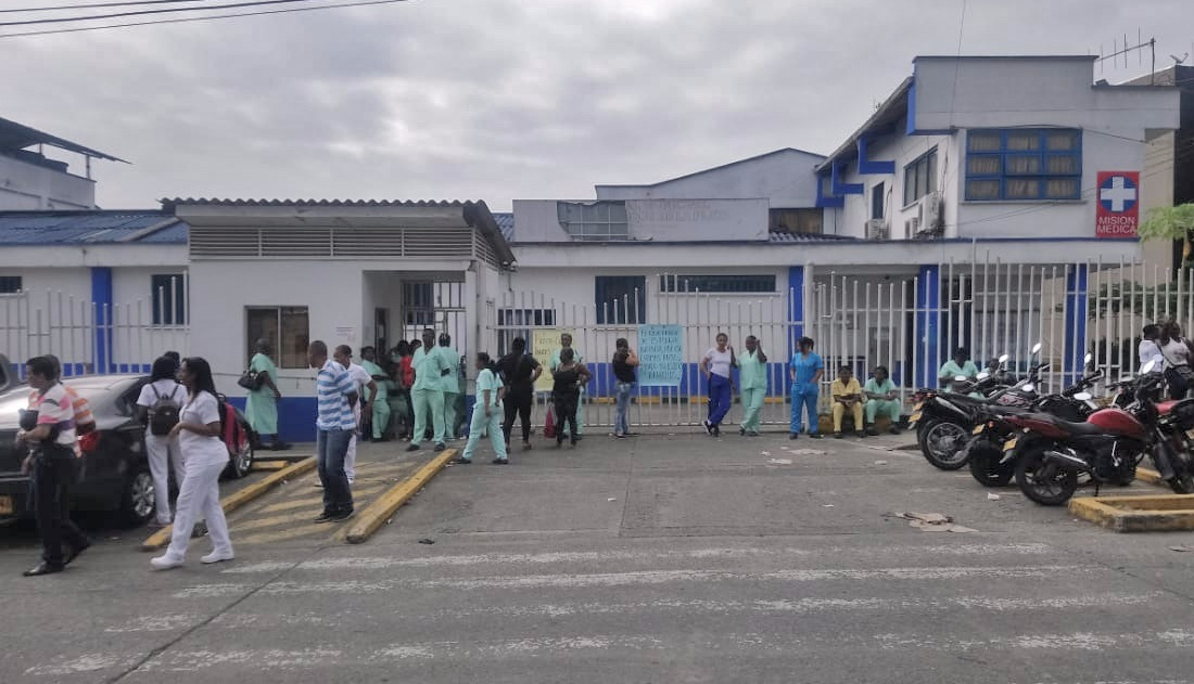 Trabajadores de servicios generales de la ESE Luis Ablanque de la Plata realizaron protesta por no pago de salarios