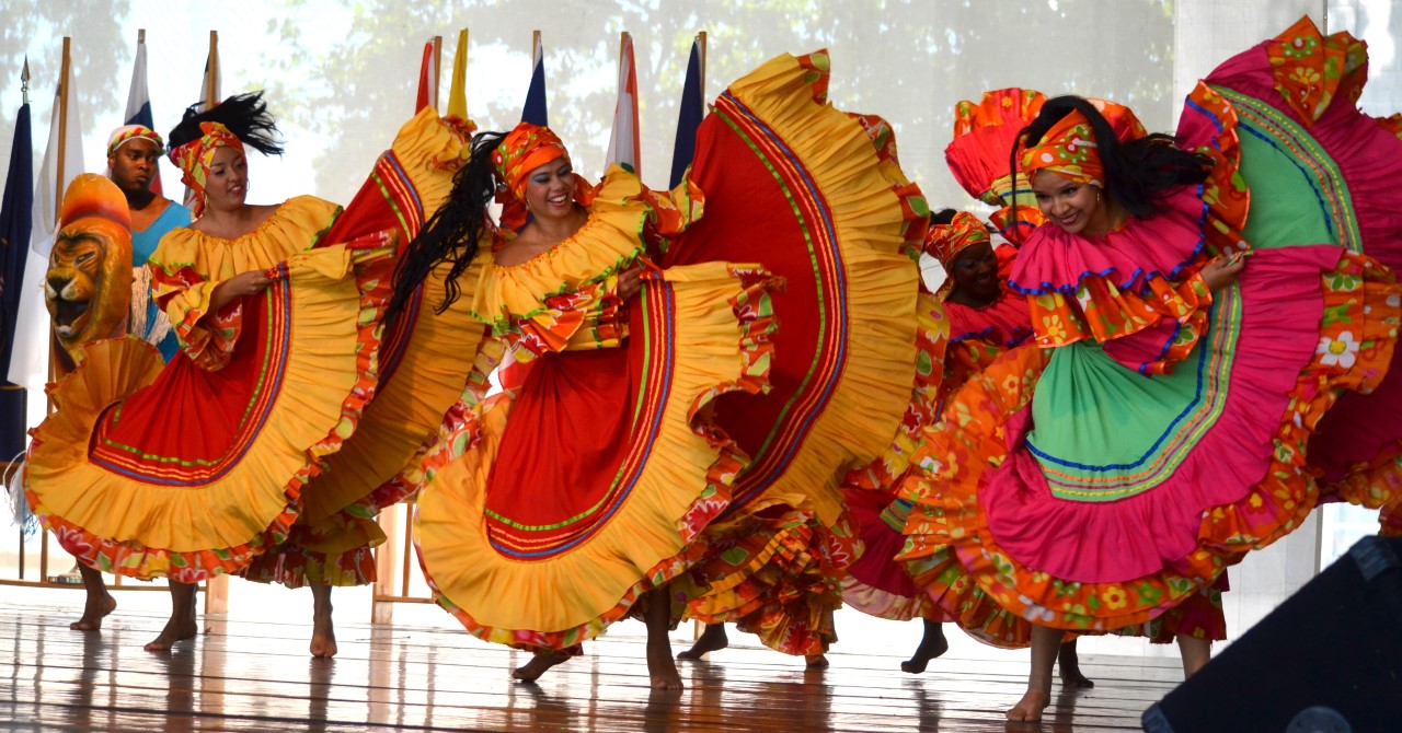 El grupo de danzas folclóricas de la Universidad del Valle "Carmen López" cumple 50 a&ntilde;os “dejando huella por el mundo”