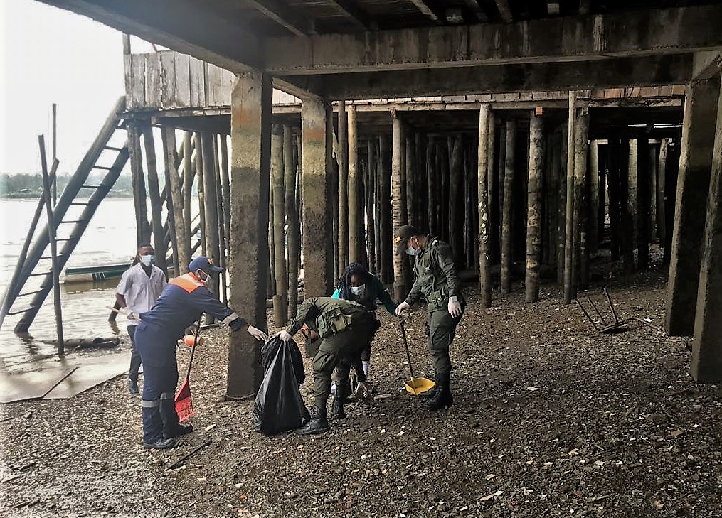 Dimar lideró limpieza en la ribera del río Guapi