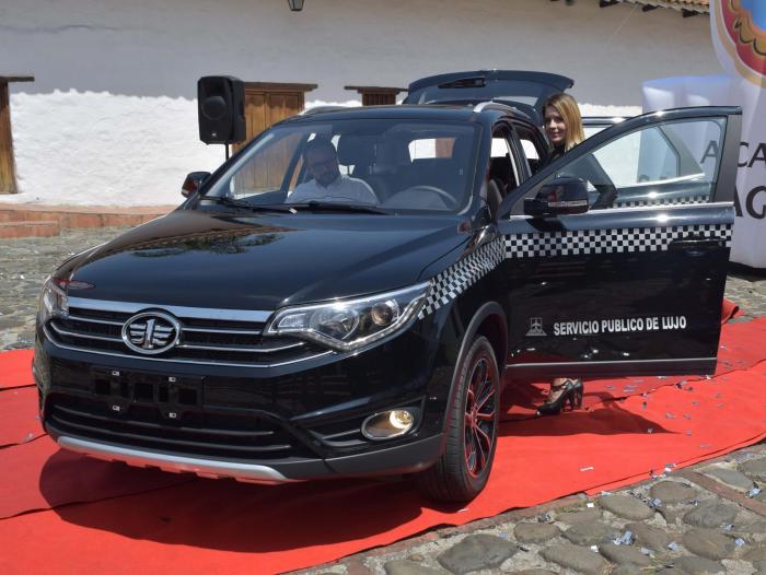 Levantan suspensión y dan luz verde a reglamentación de taxis de lujo