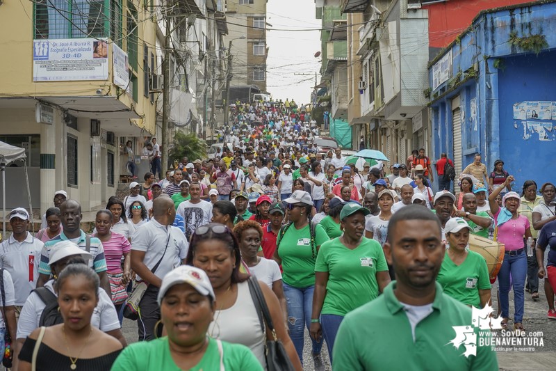 Docentes de Buenaventura marcharon pidiendo al Gobierno nacional que se cumplan los acuerdos pactados