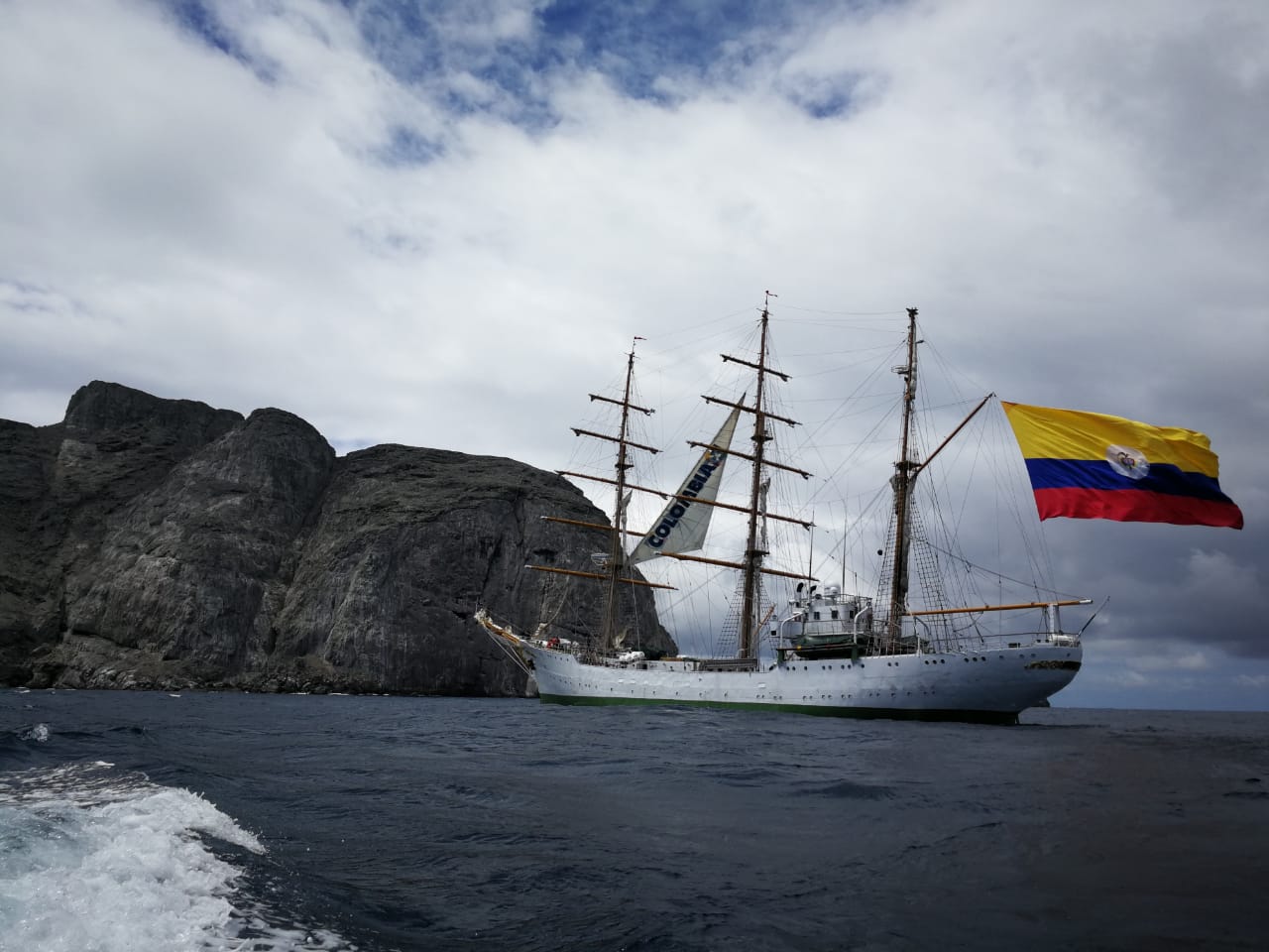 El buque escuela ARC Gloria visita el santuario de fauna y flora de Malpelo