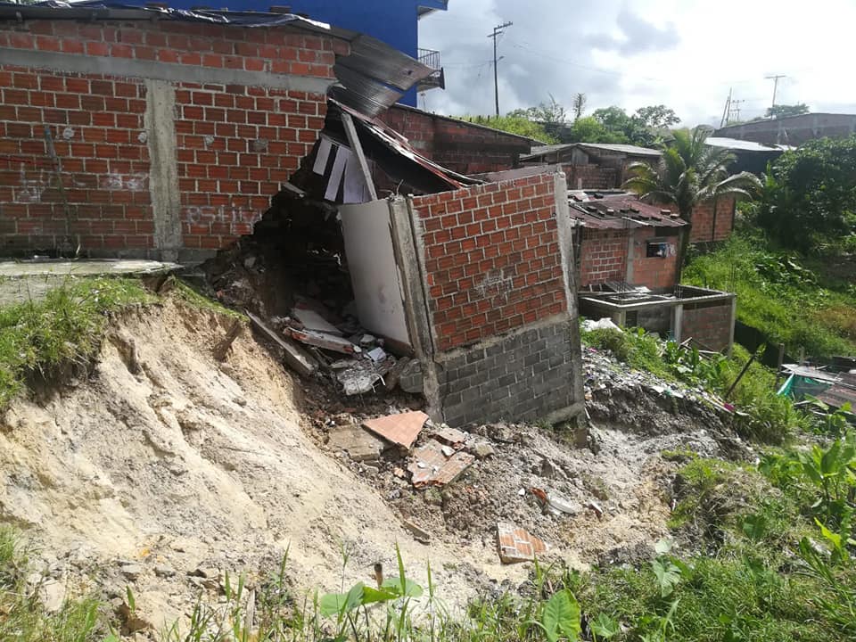 Seis casas colapsadas y nueve más en alto riesgo es el saldo de deslizamiento de tierra en el barrio Do&ntilde;a Ceci de Buenaventura